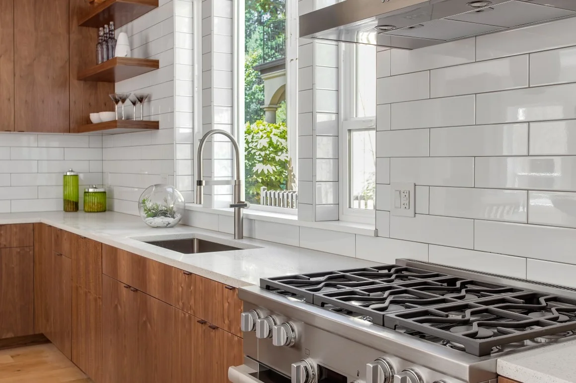 Moderne Küche mit Holztresen